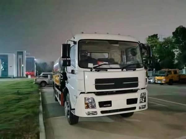 What types of asphalt spreading trucks can be divided into_2